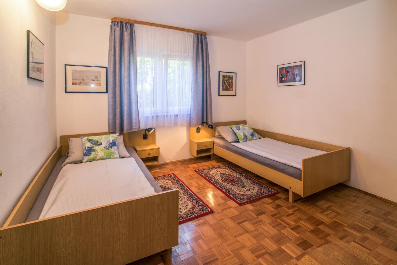 Apartments Palme Malinska Bagian luar foto