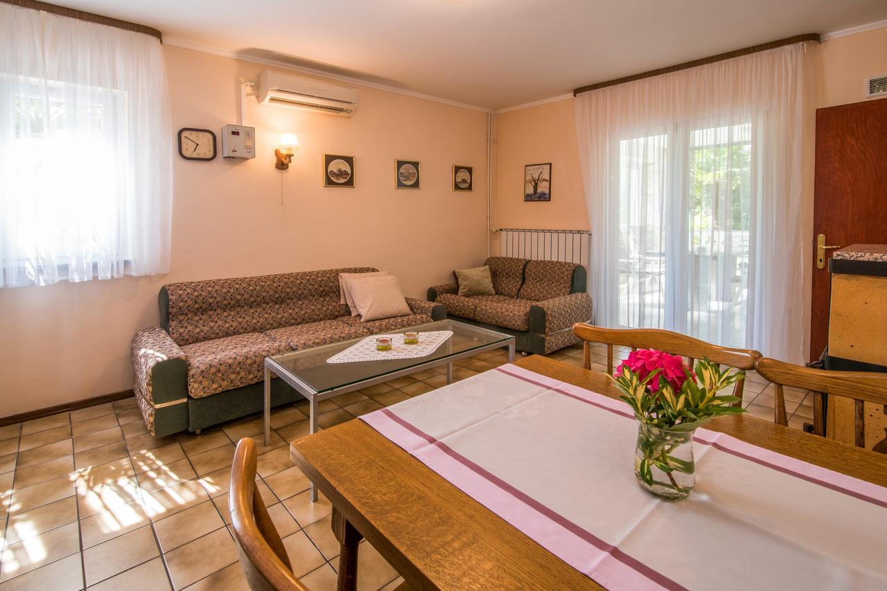 Apartments Palme Malinska Bagian luar foto